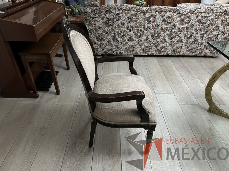 Lote 006 - Set con 1 espejo, 1 silla fija y y 1 mesa con cubierta de vidrio - Imagen 12