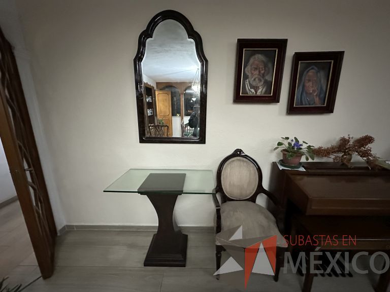 Lote 006 - Set con 1 espejo, 1 silla fija y y 1 mesa con cubierta de vidrio