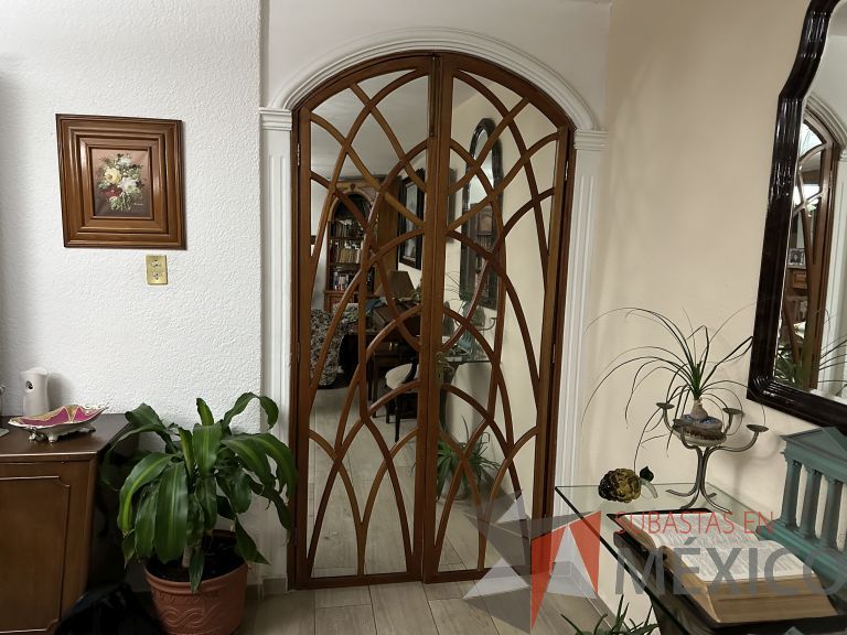 Lote 015 - Puerta de madera divida en 2 hojas, con vidrio, marco de madera. Todo en caoba. - Imagen 2