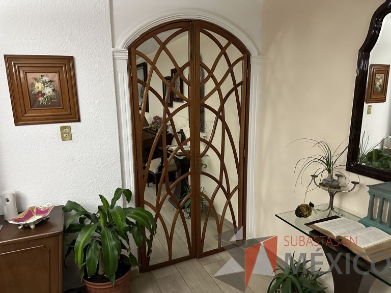 Lote 015 - Puerta de madera divida en 2 hojas, con vidrio, marco de madera. Todo en caoba. - Imagen 3