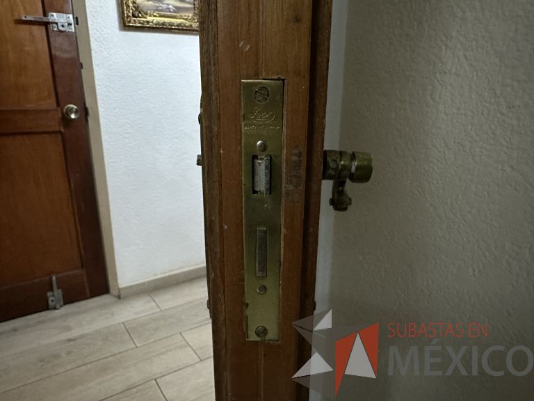 Lote 015 - Puerta de madera divida en 2 hojas, con vidrio, marco de madera. Todo en caoba. - Imagen 4