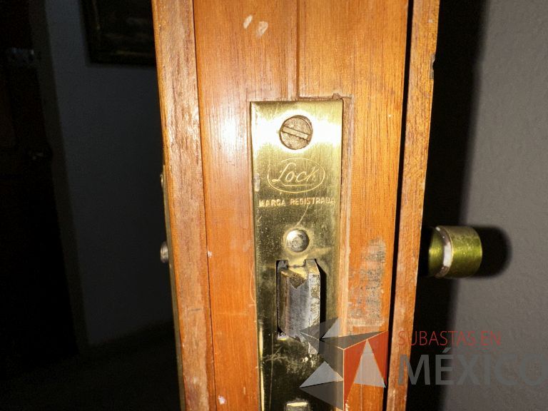 Lote 015 - Puerta de madera divida en 2 hojas, con vidrio, marco de madera. Todo en caoba. - Imagen 5
