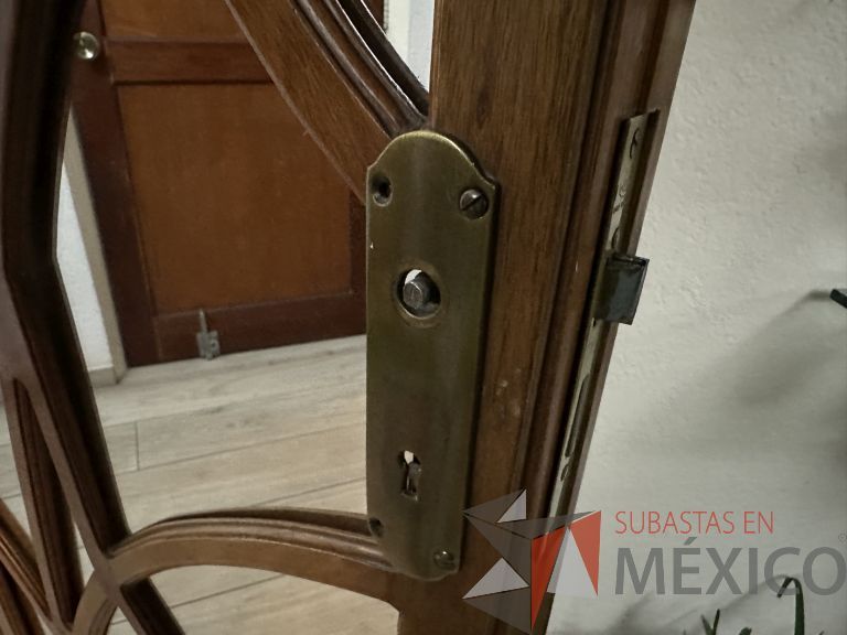 Lote 015 - Puerta de madera divida en 2 hojas, con vidrio, marco de madera. Todo en caoba. - Imagen 6