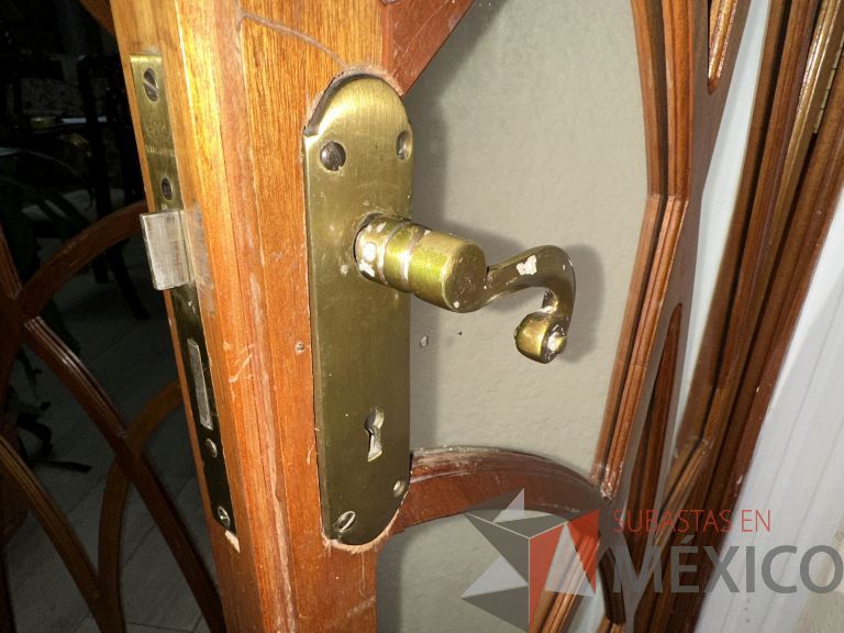 Lote 015 - Puerta de madera divida en 2 hojas, con vidrio, marco de madera. Todo en caoba. - Imagen 7