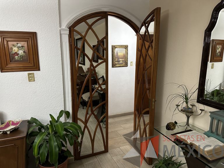 Lote 015 - Puerta de madera divida en 2 hojas, con vidrio, marco de madera. Todo en caoba.