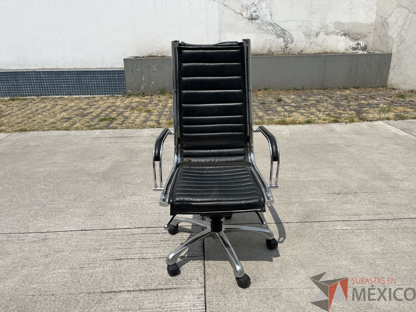 Lote 002 - Silla ejecutiva con ruedas, descansabrazos, asiento y respaldo color negro - Imagen 2