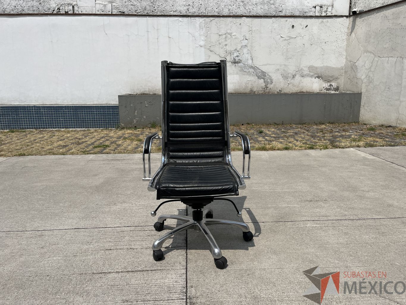 Lote 002 - Silla ejecutiva con ruedas, descansabrazos, asiento y respaldo color negro - Imagen 3
