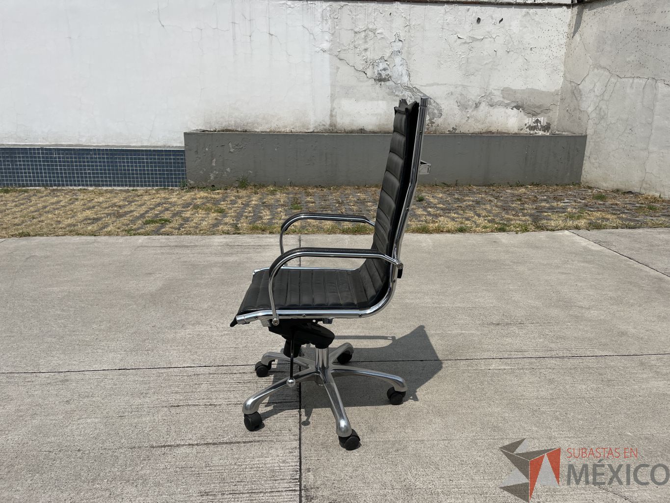 Lote 002 - Silla ejecutiva con ruedas, descansabrazos, asiento y respaldo color negro - Imagen 4
