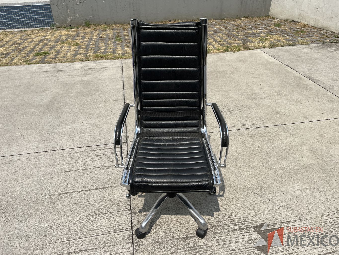 Lote 001 - Silla ejecutiva con ruedas, descansabrazos, asiento y respaldo color negro