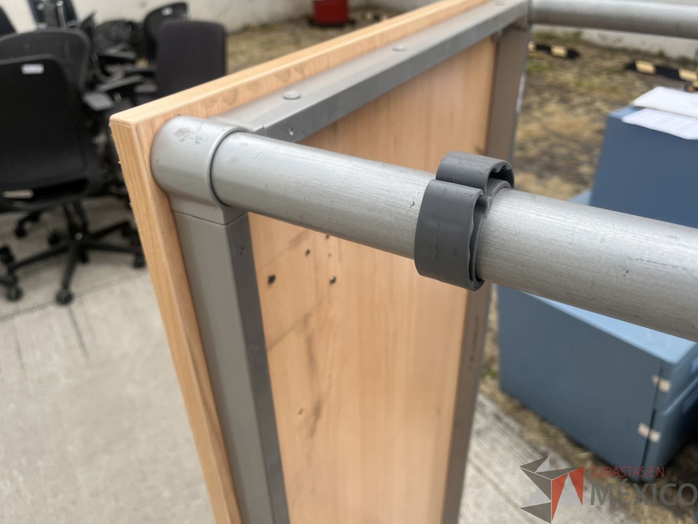 Lote 007 - Mesa de trabajo con estructura metálica y cubierta color madera - Imagen 3