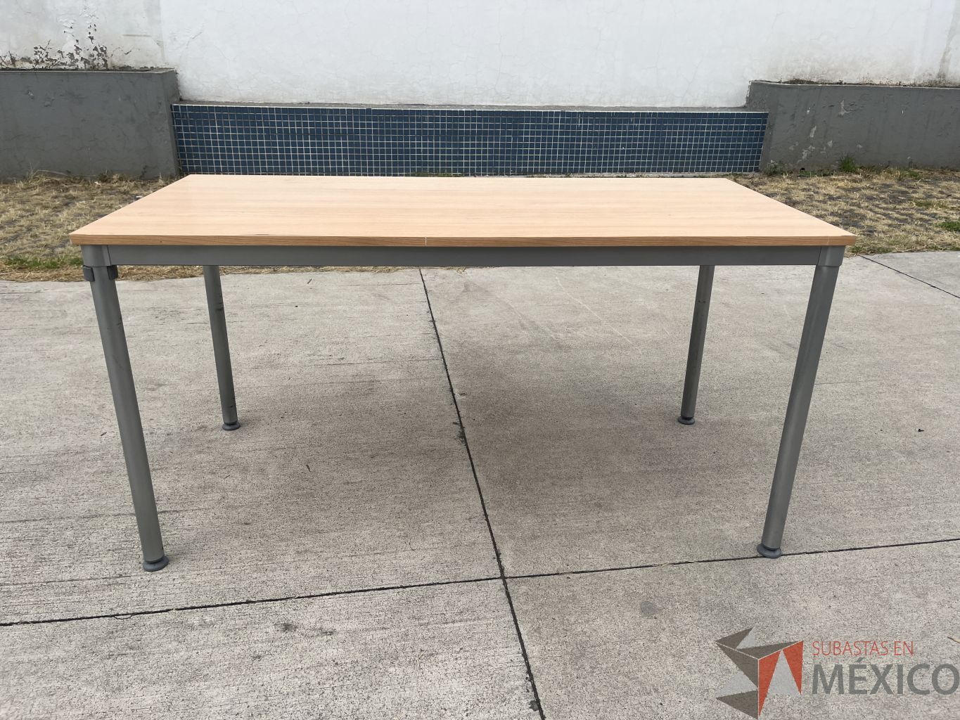 Lote 007 - Mesa de trabajo con estructura metálica y cubierta color madera