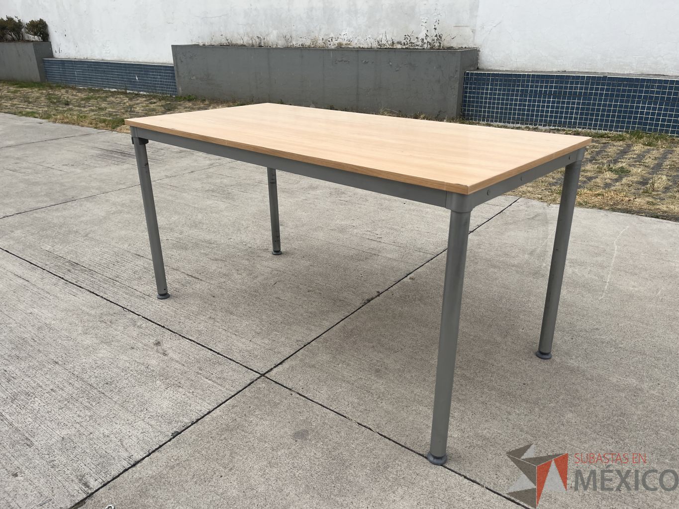 Lote 007 - Mesa de trabajo con estructura metálica y cubierta color madera - Imagen 2