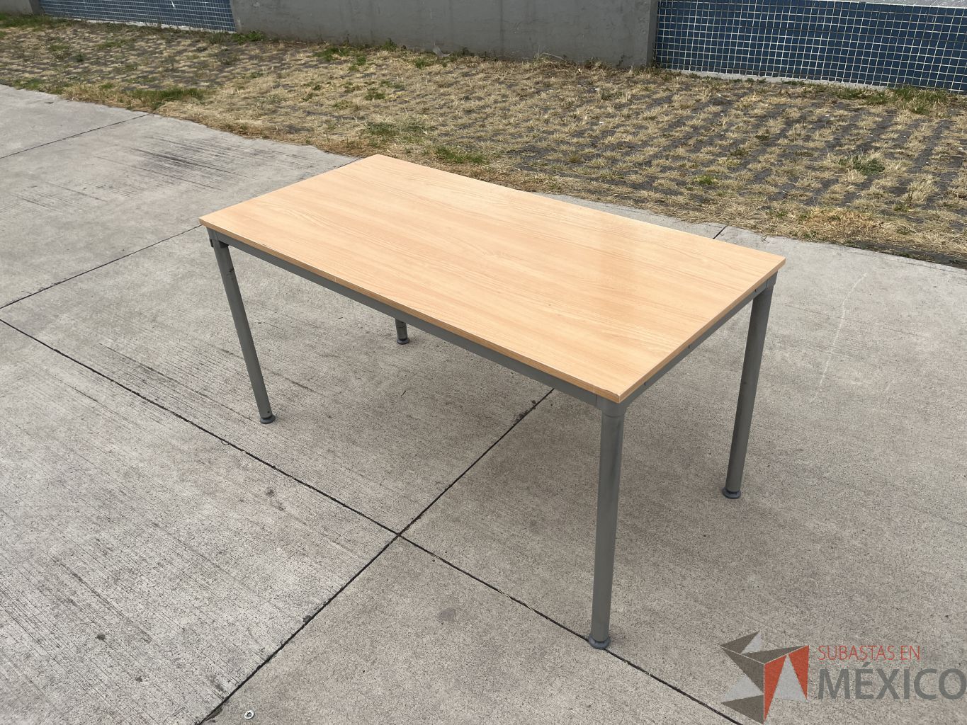 Lote 007 - Mesa de trabajo con estructura metálica y cubierta color madera - Imagen 4