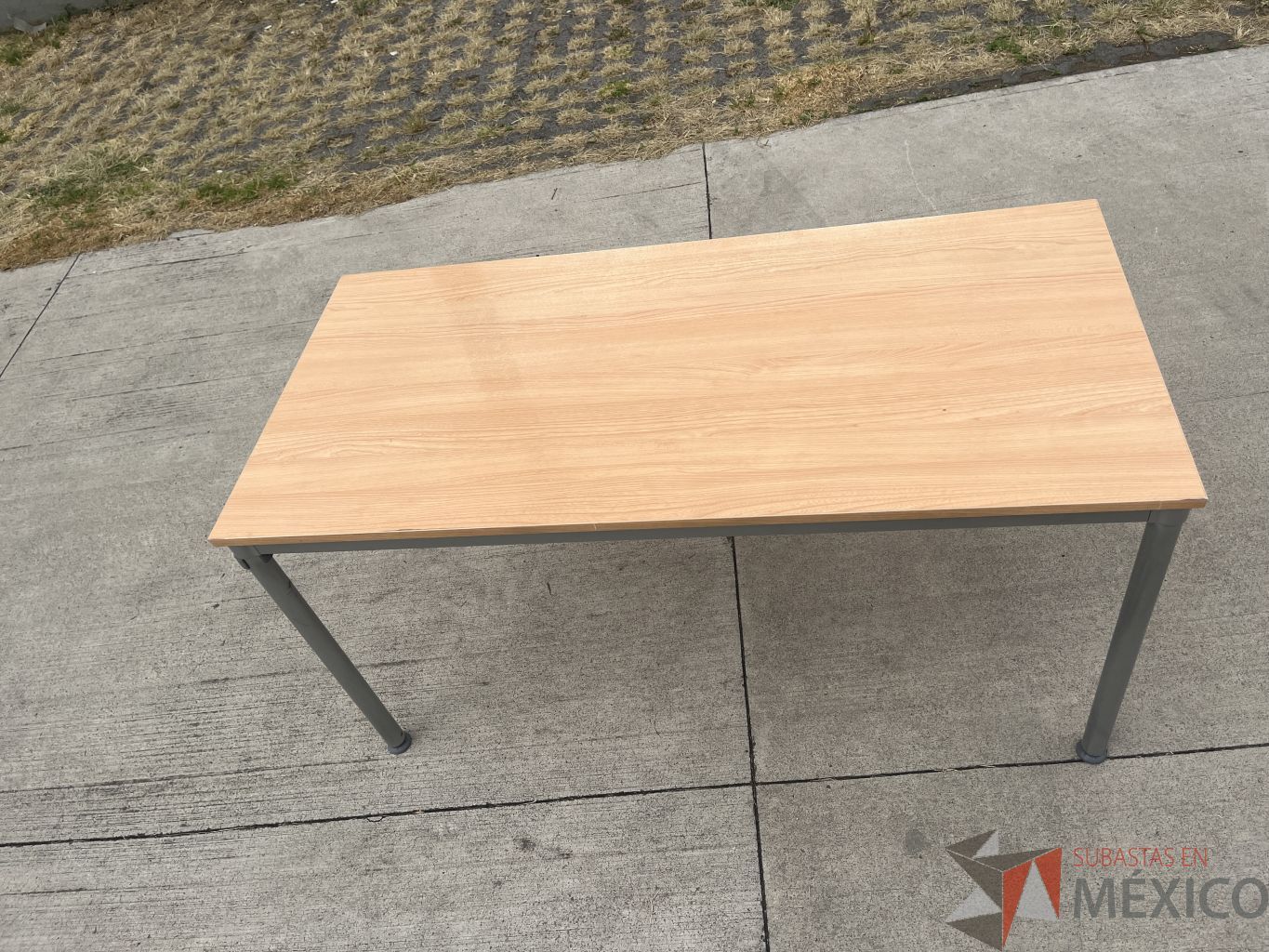 Lote 007 - Mesa de trabajo con estructura metálica y cubierta color madera - Imagen 5