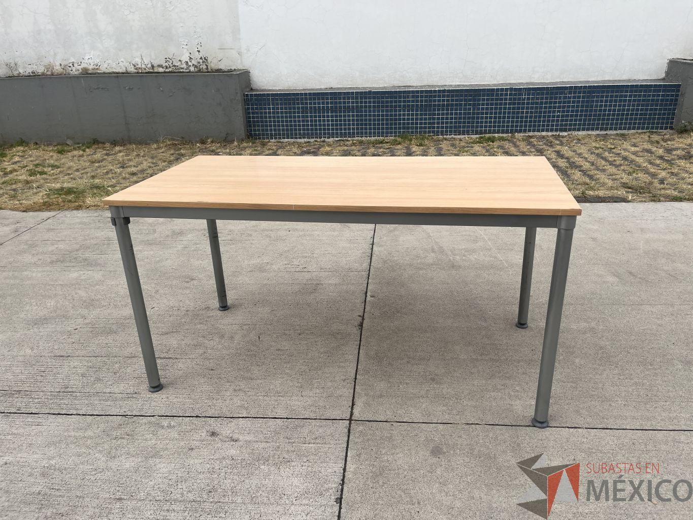 Lote 007 - Mesa de trabajo con estructura metálica y cubierta color madera - Imagen 6