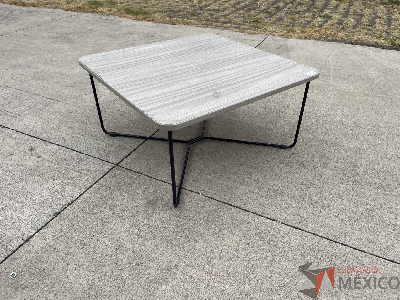 Lote 022 - Mesa de centro con base metálica y cubierta color gris