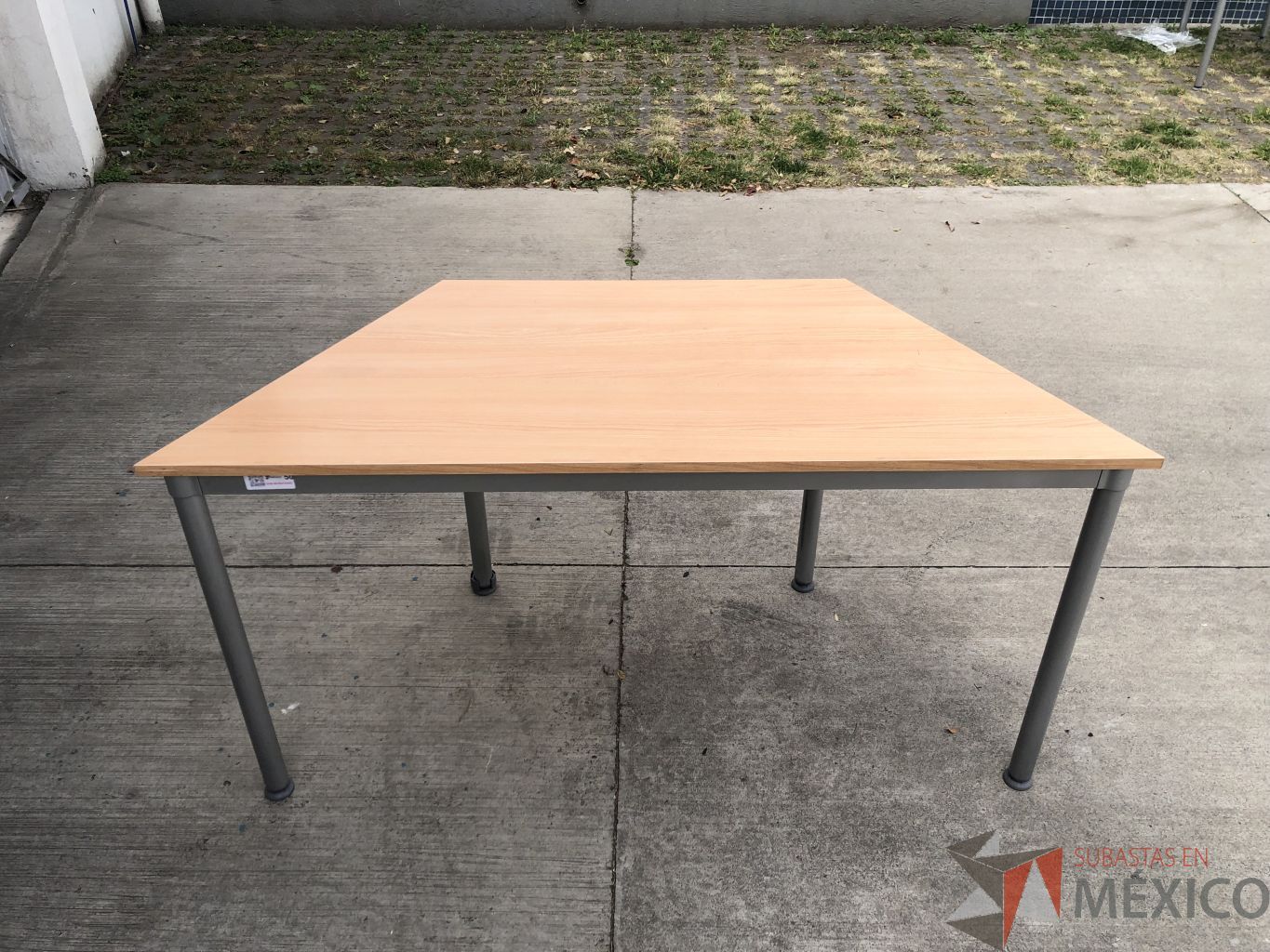 Lote 020 - Mesa de trabajo con estructura metálica y cubierta color madera con orificio para cable