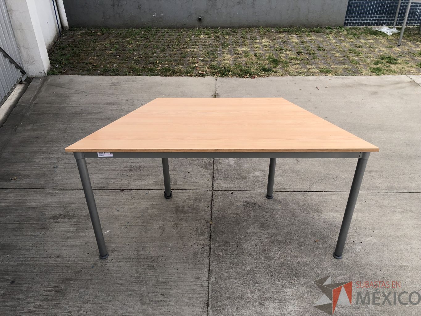 Lote 020 - Mesa de trabajo con estructura metálica y cubierta color madera con orificio para cable - Imagen 2