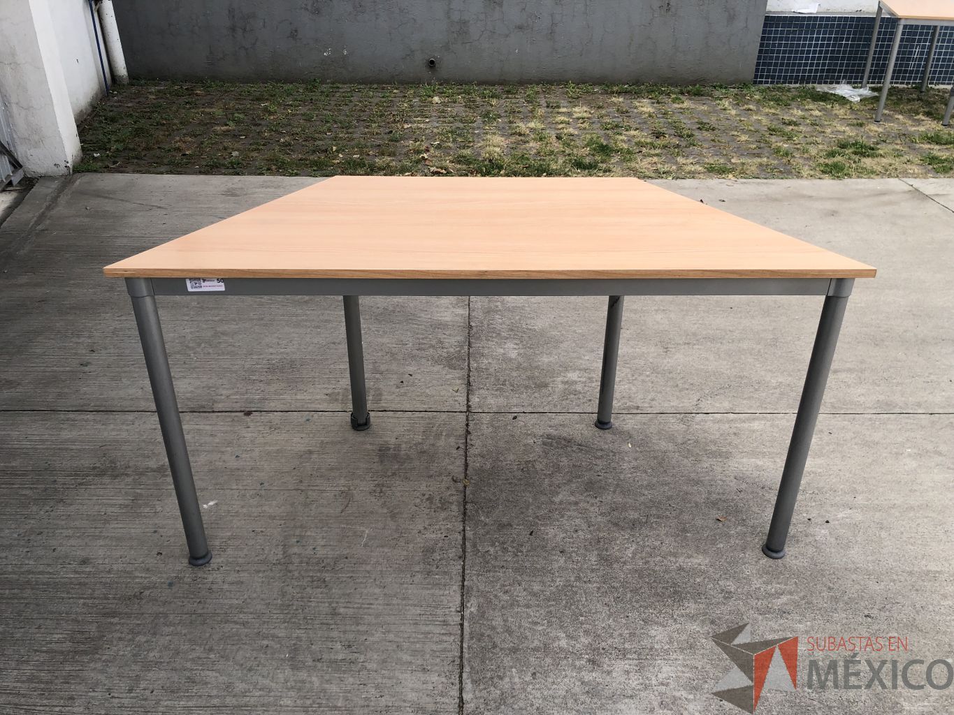 Lote 020 - Mesa de trabajo con estructura metálica y cubierta color madera con orificio para cable - Imagen 3