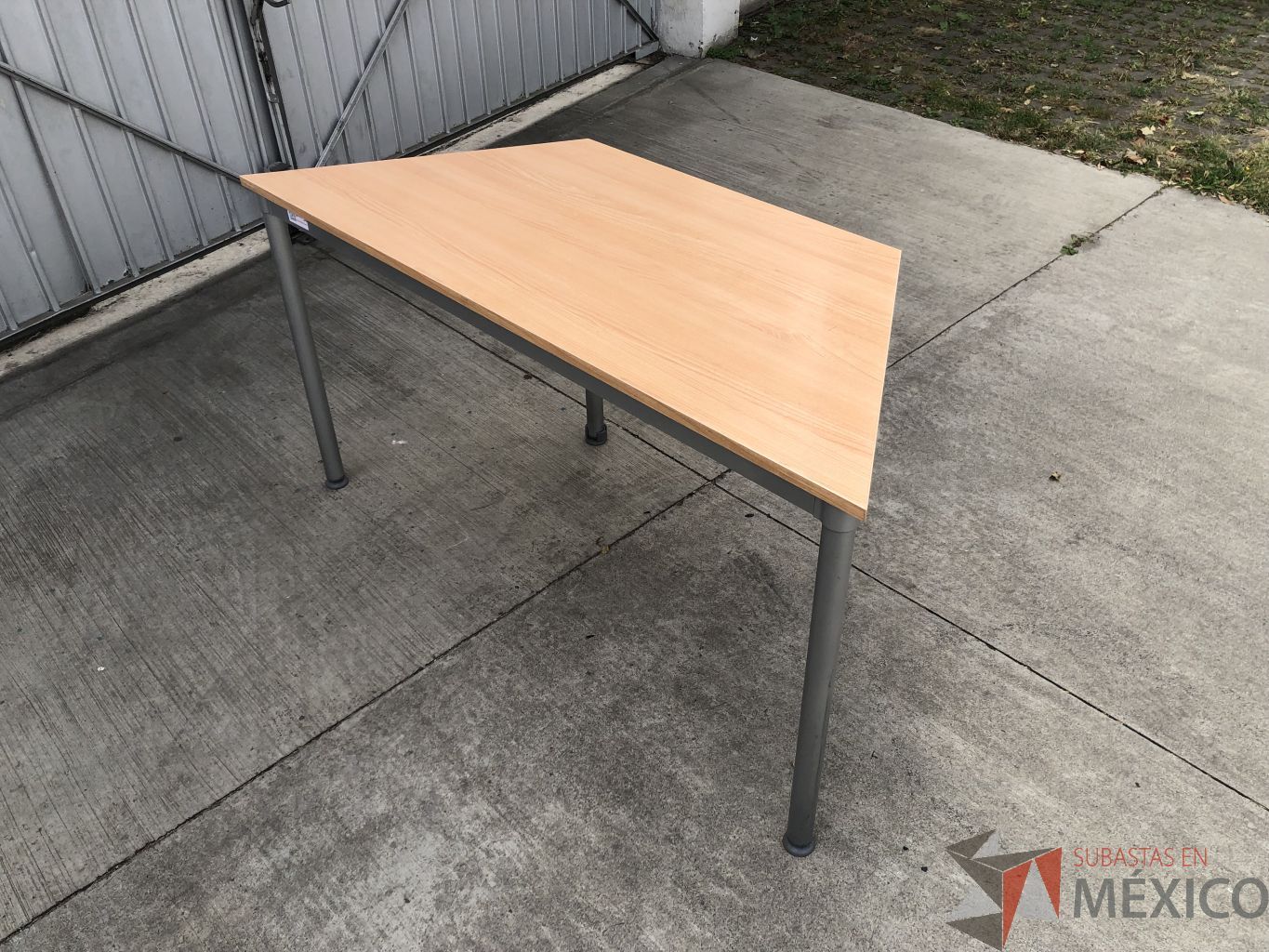 Lote 020 - Mesa de trabajo con estructura metálica y cubierta color madera con orificio para cable - Imagen 4