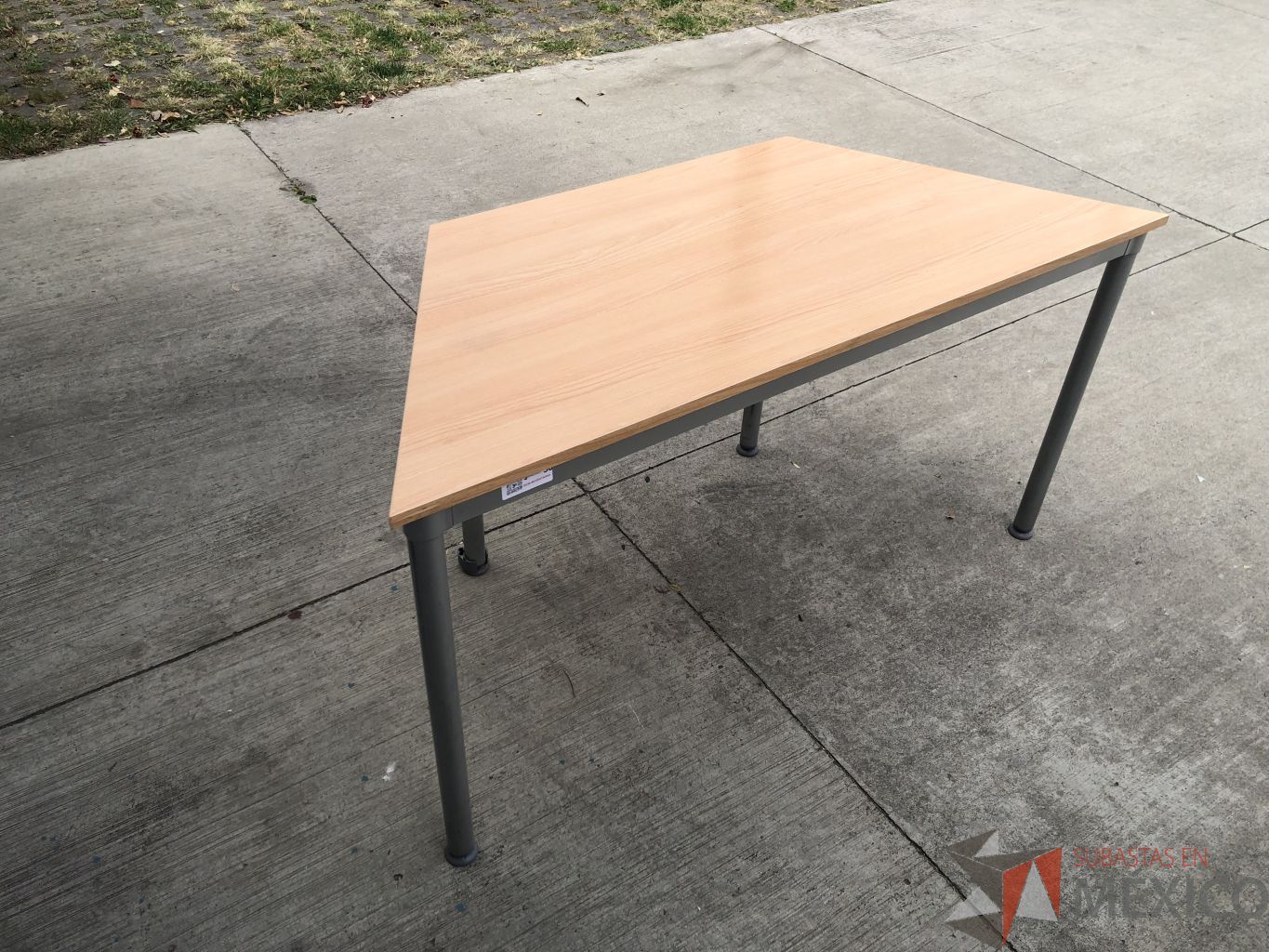 Lote 020 - Mesa de trabajo con estructura metálica y cubierta color madera con orificio para cable - Imagen 5