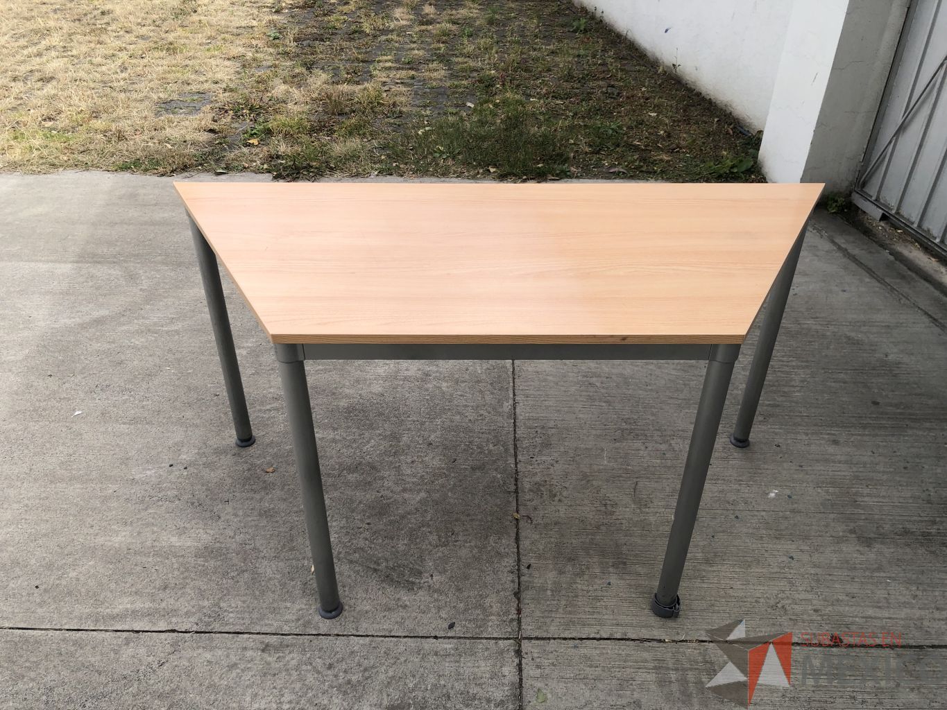 Lote 020 - Mesa de trabajo con estructura metálica y cubierta color madera con orificio para cable - Imagen 6