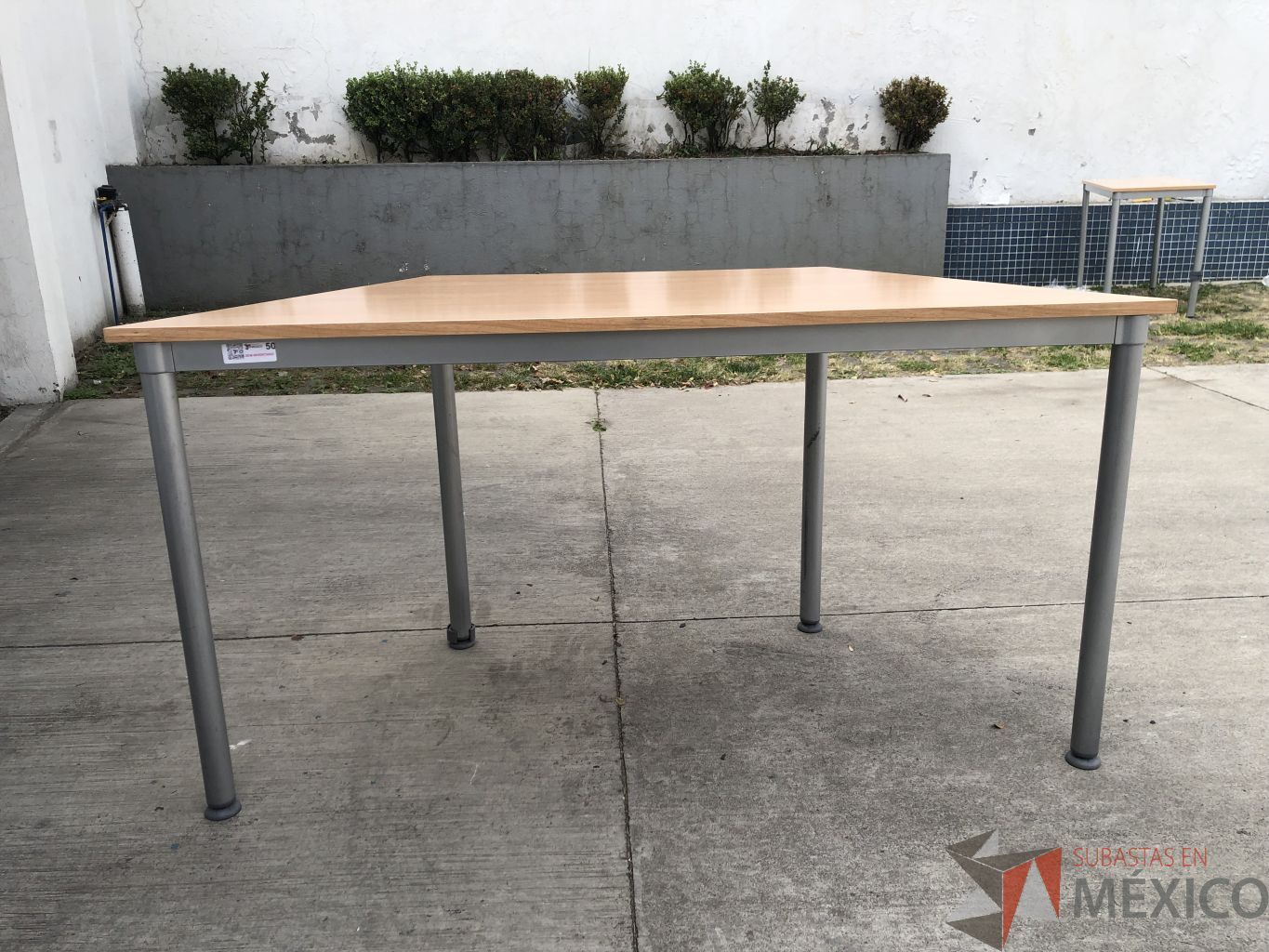 Lote 020 - Mesa de trabajo con estructura metálica y cubierta color madera con orificio para cable - Imagen 7
