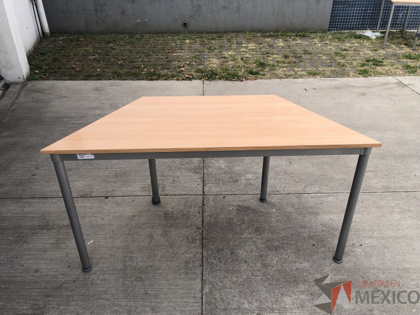 Lote 020 - Mesa de trabajo con estructura metálica y cubierta color madera con orificio para cable - Imagen 8