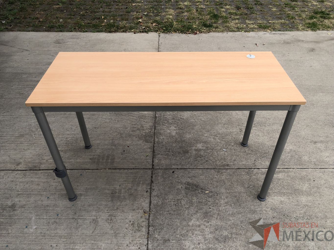 Lote 011 - Mesa de trabajo con estructura metálica y cubierta color madera - Imagen 3