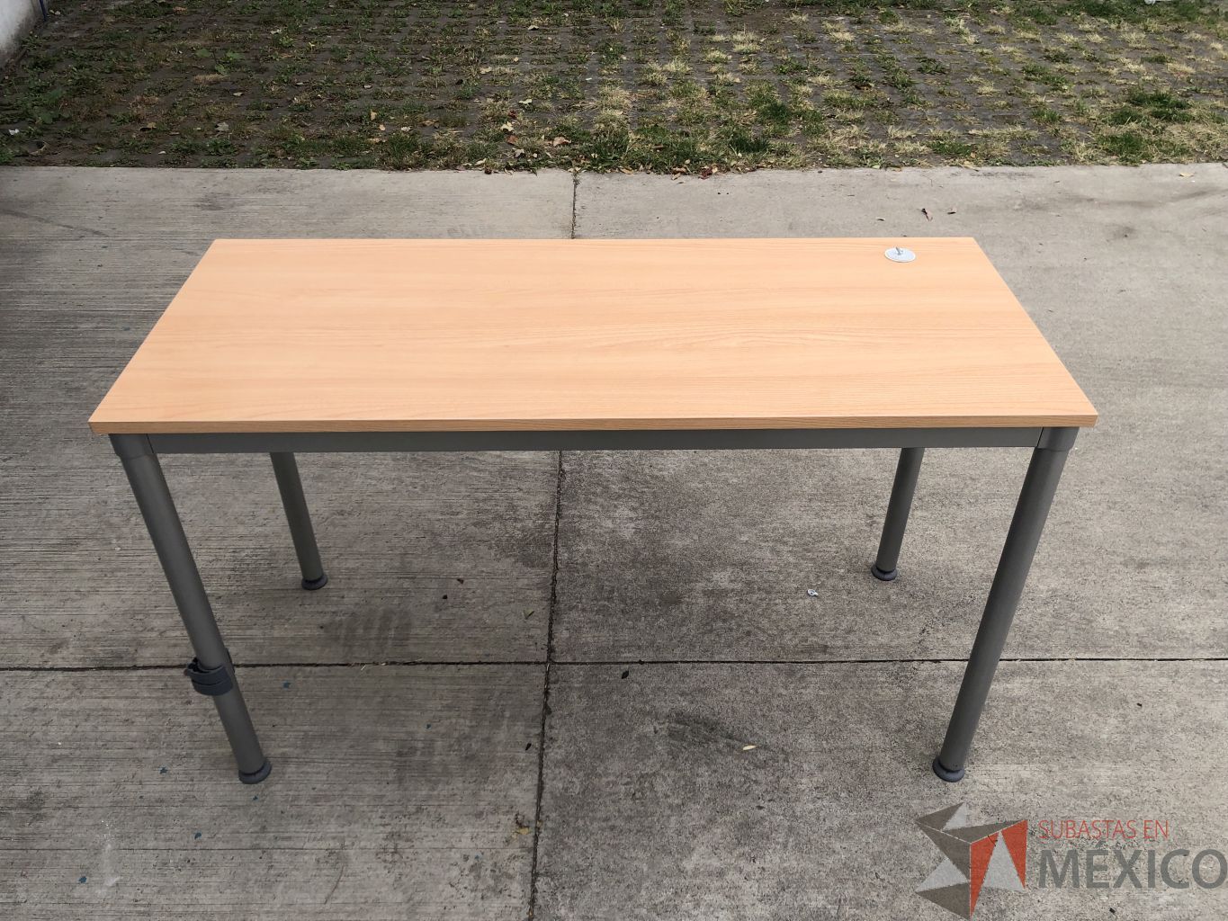 Lote 011 - Mesa de trabajo con estructura metálica y cubierta color madera - Imagen 4