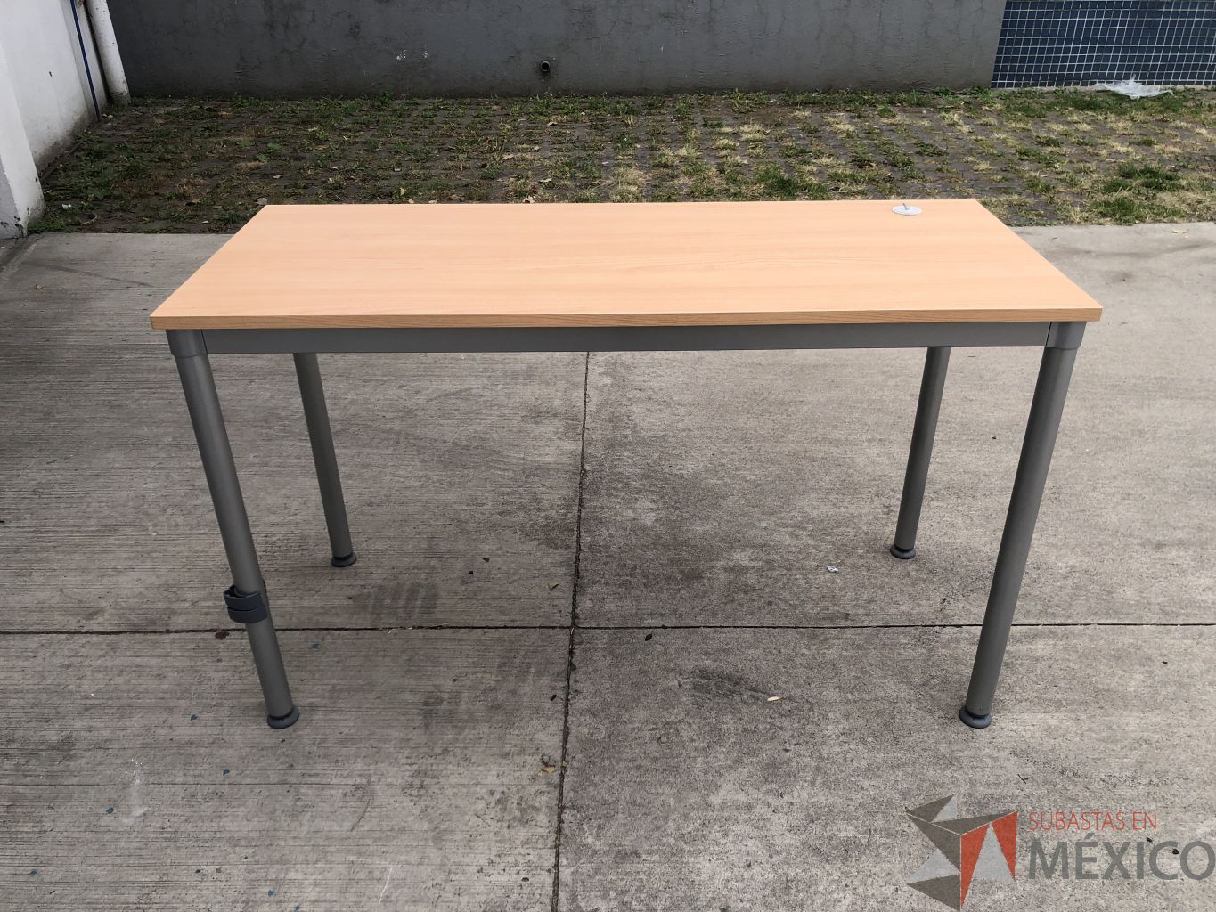 Lote 011 - Mesa de trabajo con estructura metálica y cubierta color madera - Imagen 5