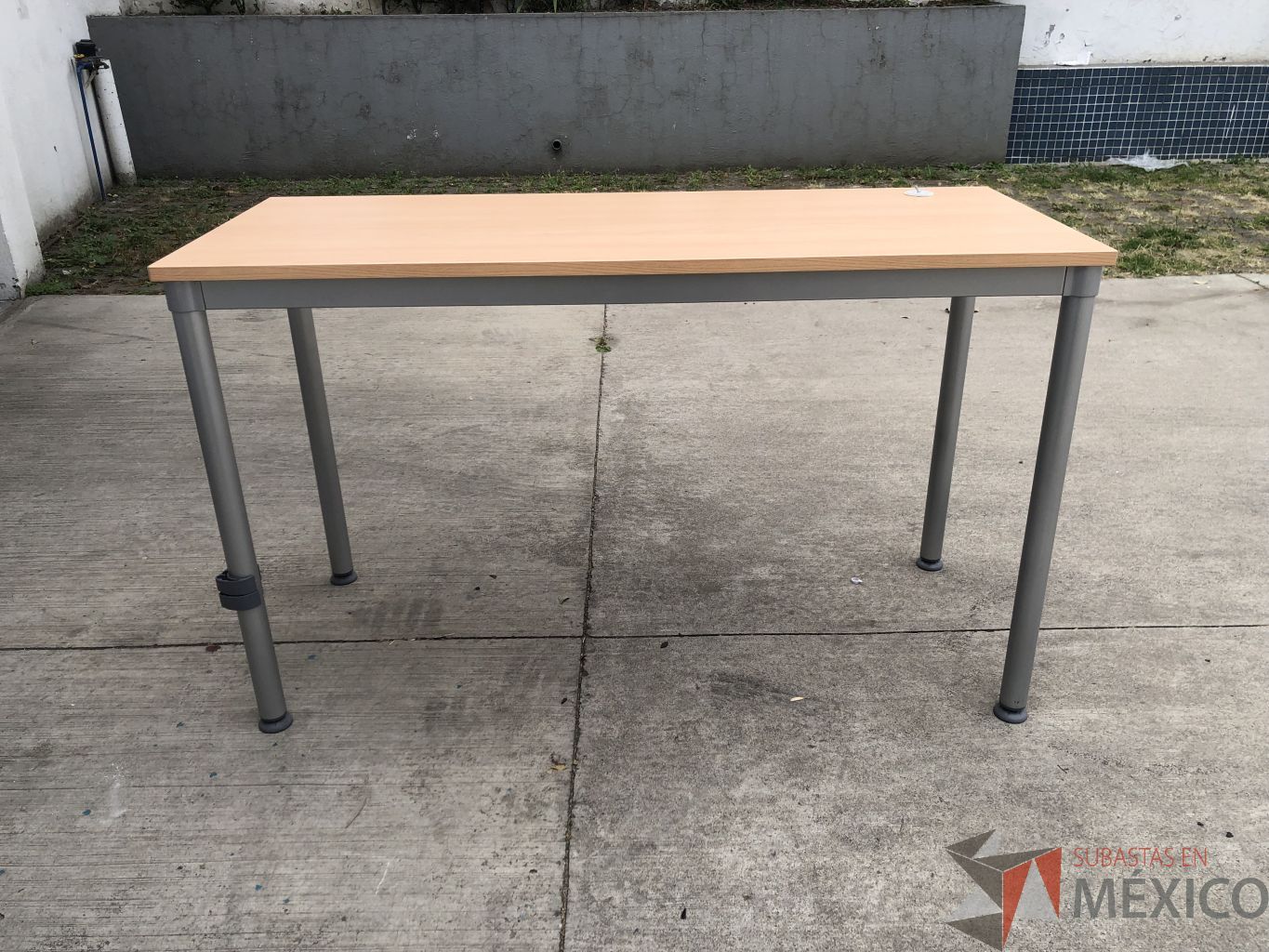Lote 011 - Mesa de trabajo con estructura metálica y cubierta color madera - Imagen 6