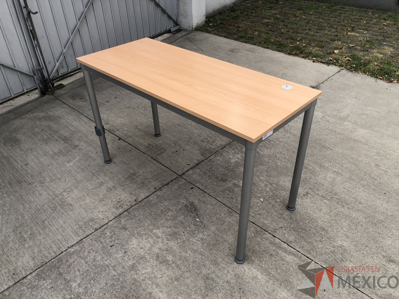 Lote 011 - Mesa de trabajo con estructura metálica y cubierta color madera - Imagen 7