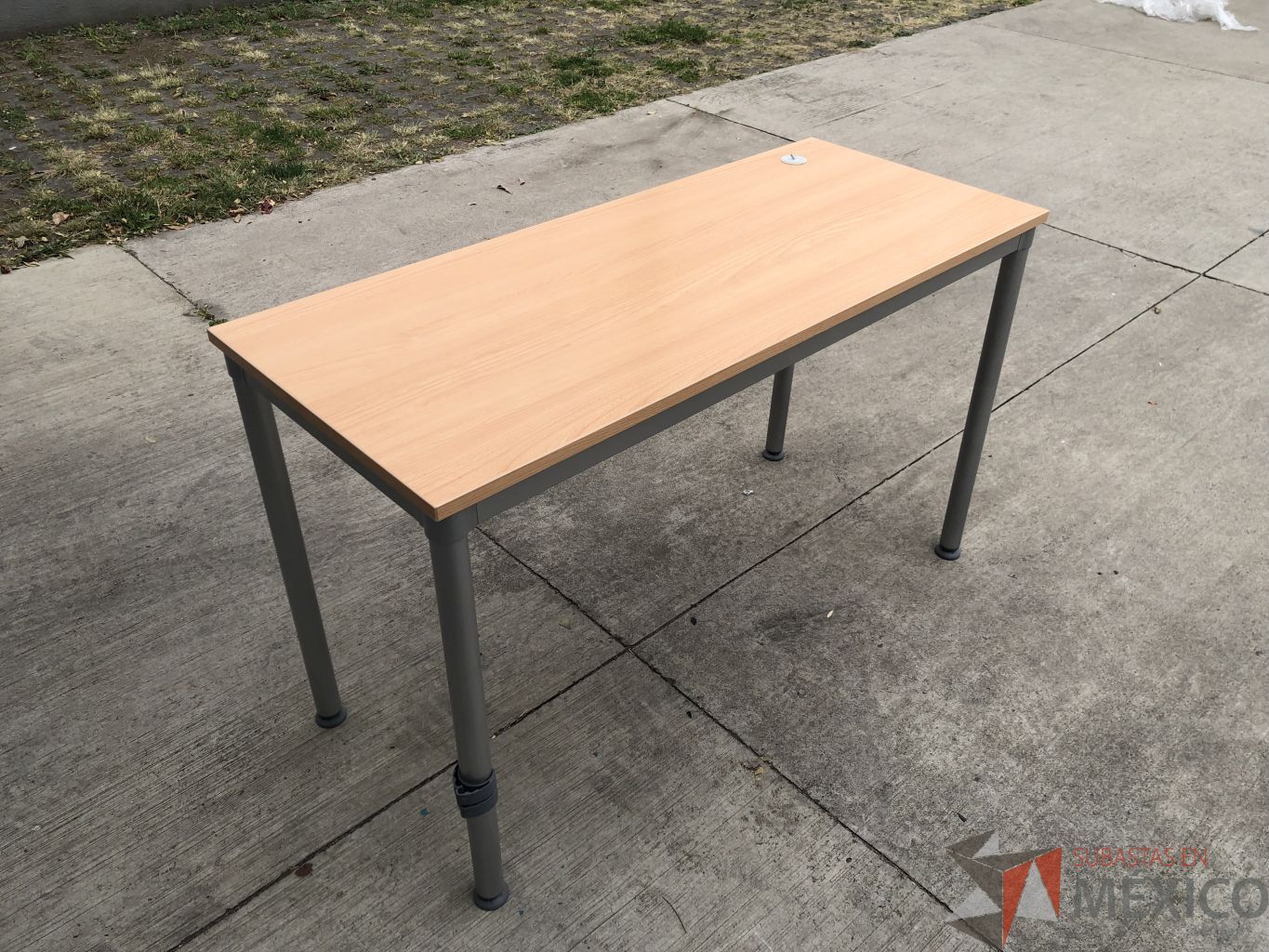 Lote 011 - Mesa de trabajo con estructura metálica y cubierta color madera - Imagen 8