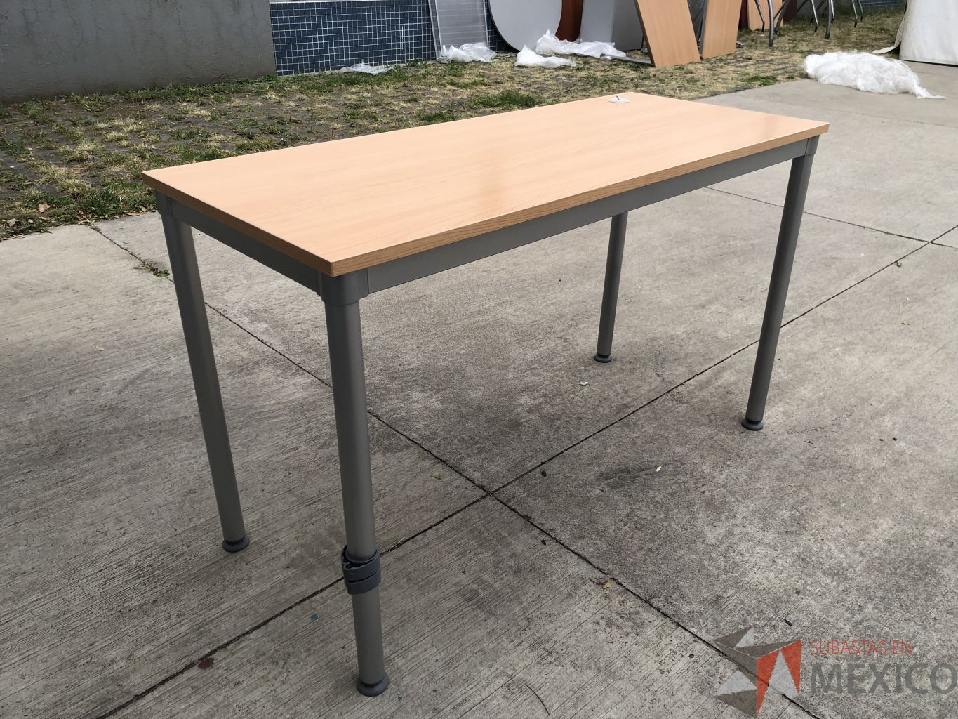 Lote 011 - Mesa de trabajo con estructura metálica y cubierta color madera - Imagen 9