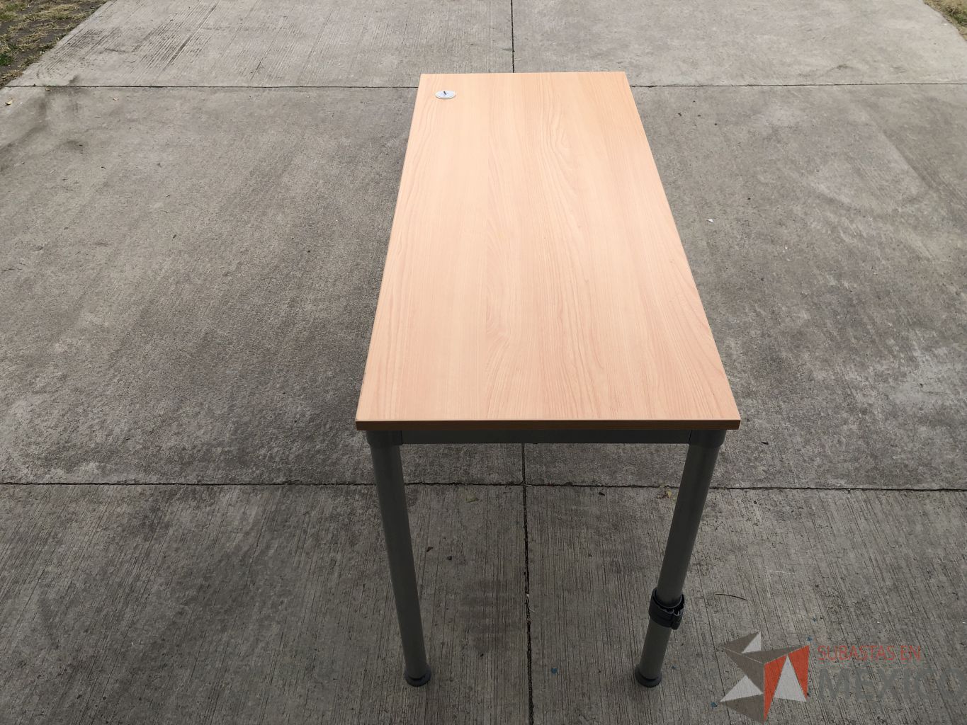 Lote 011 - Mesa de trabajo con estructura metálica y cubierta color madera - Imagen 10