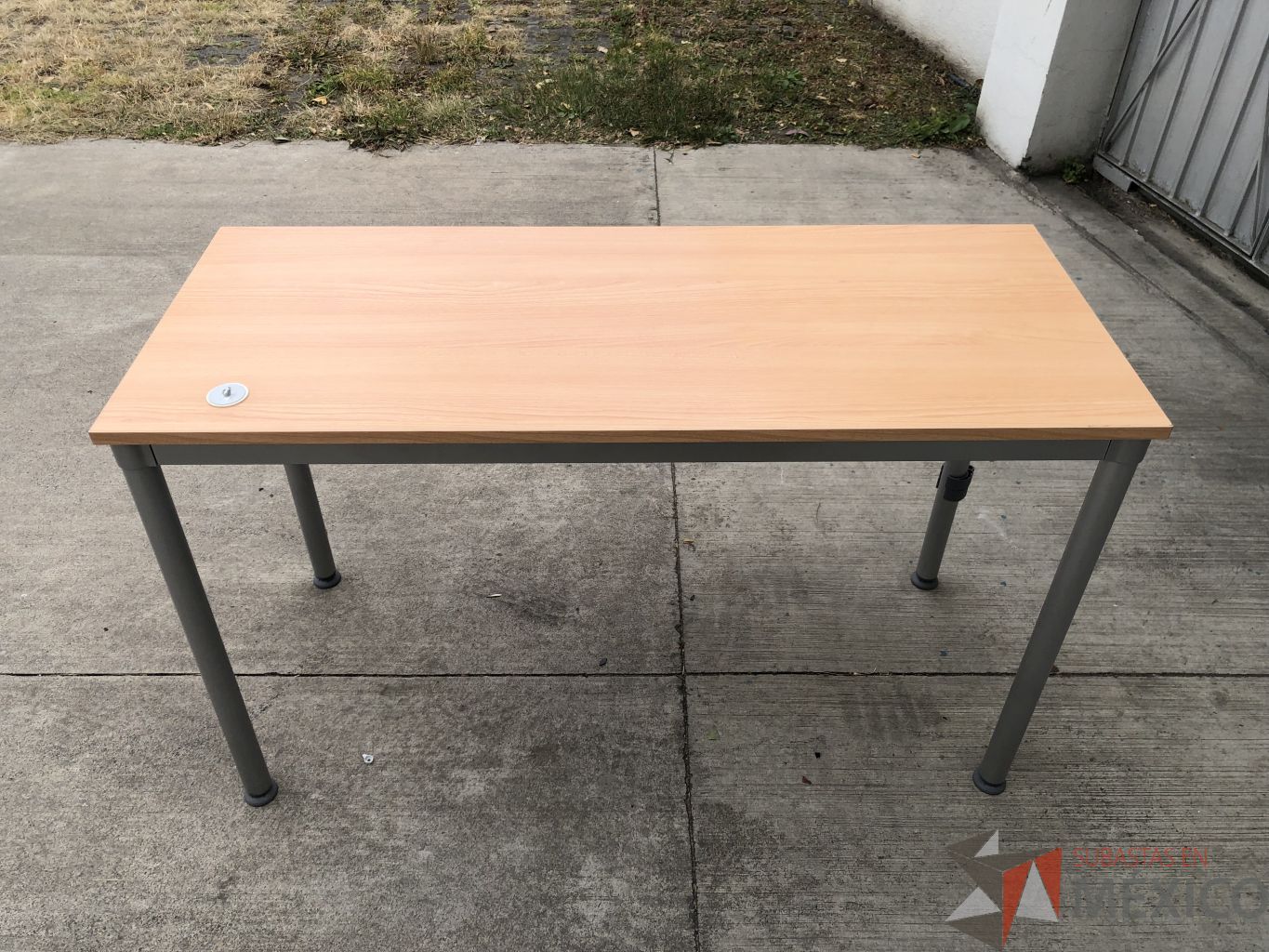 Lote 011 - Mesa de trabajo con estructura metálica y cubierta color madera - Imagen 11