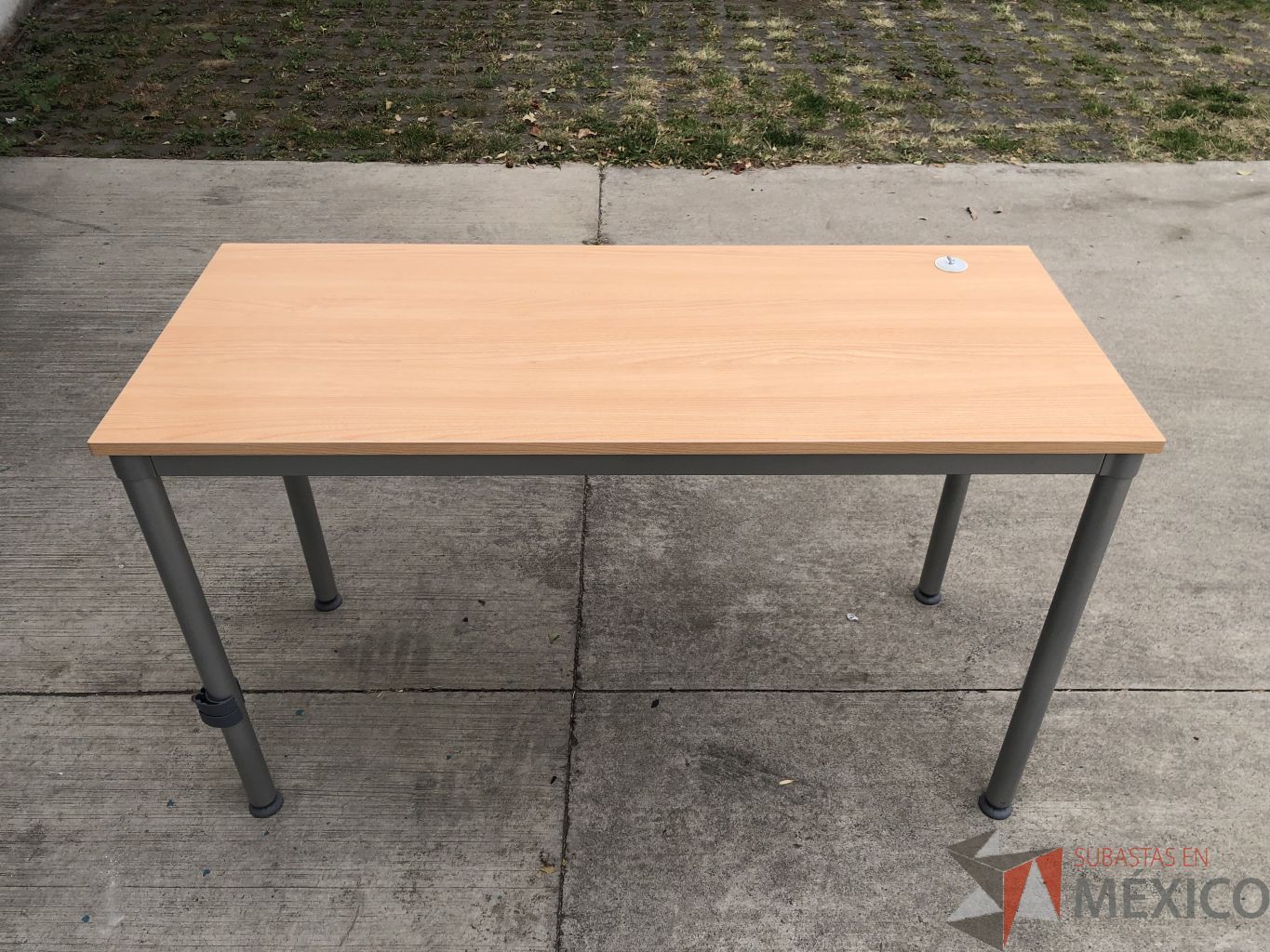 Lote 011 - Mesa de trabajo con estructura metálica y cubierta color madera - Imagen 12