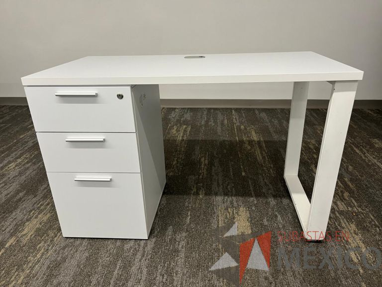Lote 150 - Mesa de trabajo, estructura metálica con archivero de 3 cajones