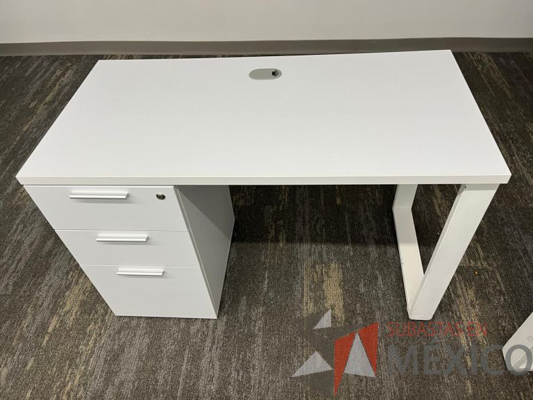 Lote 150 - Mesa de trabajo, estructura metálica con archivero de 3 cajones - Imagen 4