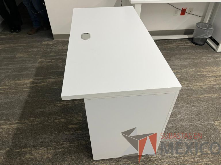Lote 150 - Mesa de trabajo, estructura metálica con archivero de 3 cajones - Imagen 5