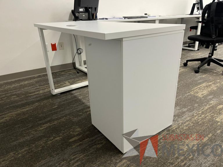 Lote 150 - Mesa de trabajo, estructura metálica con archivero de 3 cajones - Imagen 6