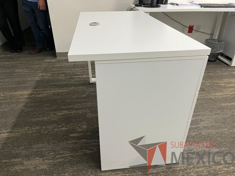 Lote 150 - Mesa de trabajo, estructura metálica con archivero de 3 cajones - Imagen 7