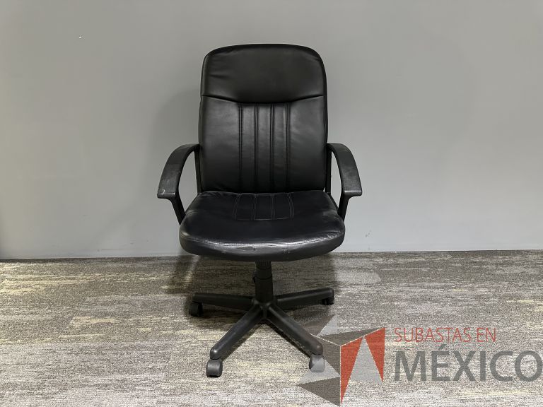 Lote 014 - 3 Sillas operativas con ruedas, descansabrazos, asiento y respaldo color negro