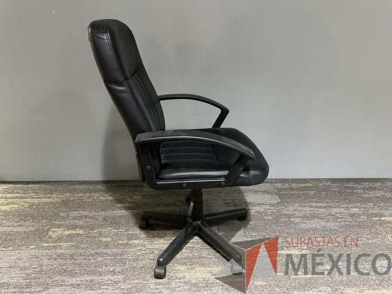 Lote 014 - 3 Sillas operativas con ruedas, descansabrazos, asiento y respaldo color negro - Imagen 2