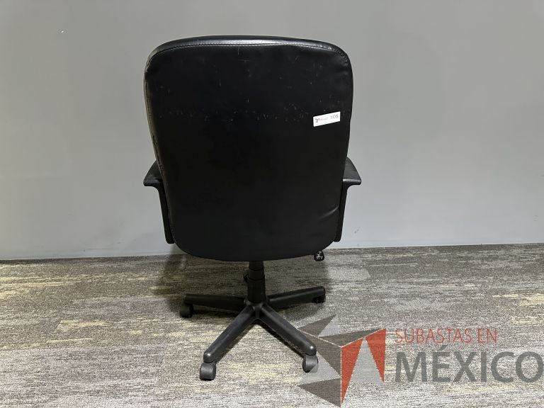 Lote 014 - 3 Sillas operativas con ruedas, descansabrazos, asiento y respaldo color negro - Imagen 3