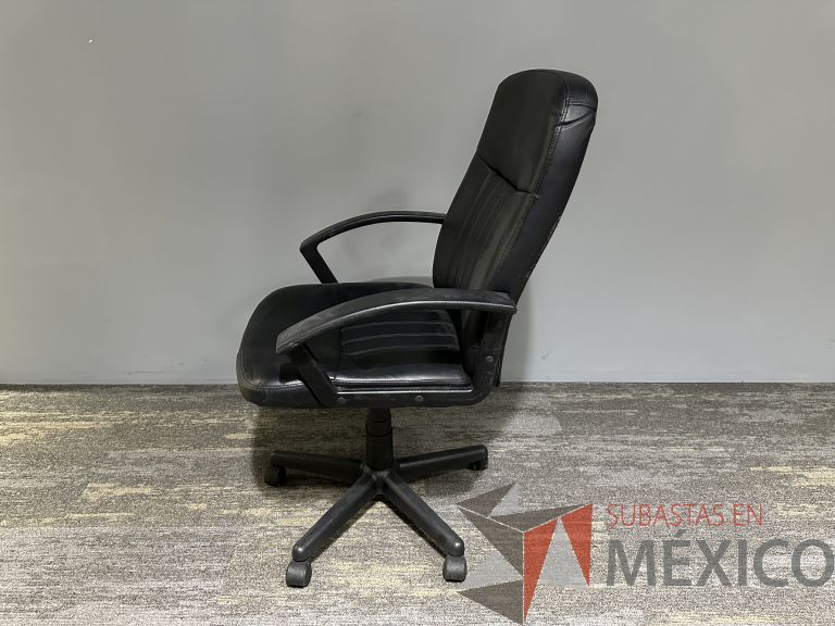 Lote 014 - 3 Sillas operativas con ruedas, descansabrazos, asiento y respaldo color negro - Imagen 4