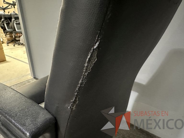 Lote 014 - 3 Sillas operativas con ruedas, descansabrazos, asiento y respaldo color negro - Imagen 5