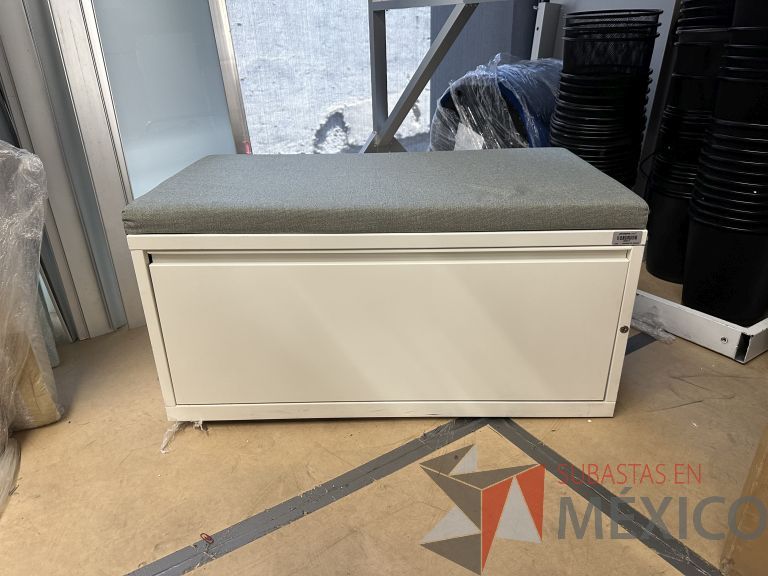 Lote 101 - Archivero metálico horizontal con 1 cajón con cojín color azul