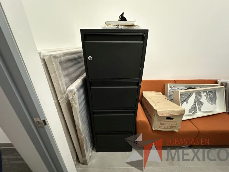 Lote 001 - Archivero con caja fuerte y 3 cajones